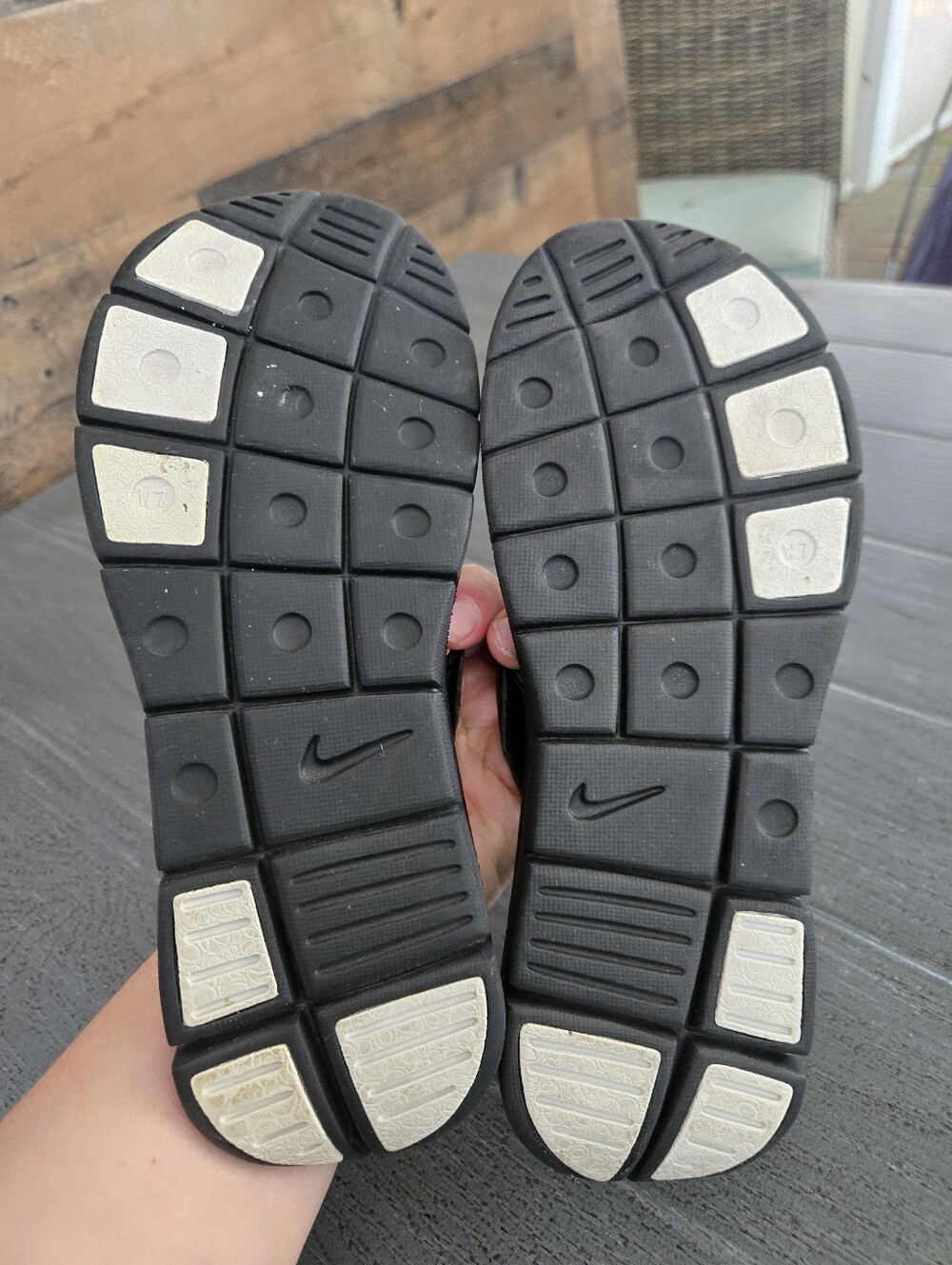 Nike Comfort Footbed Sandals Women's 7 Black White Thong Flip Flop Beach Pool - Picture 4 of 4